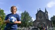 Legendární fotbalový záložník Pavel Nedvěd během akce na Karlínském náměstí