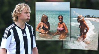 Prázdniny Nedvědových na Floridě. Pavel dře a holky fotí sexy snímky v oceánu