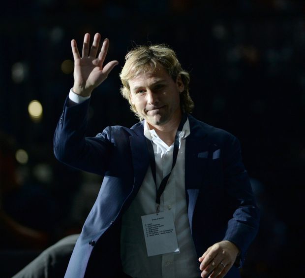 Legendární Pavel Nedvěd mává fanouškům během rozlučky Radka Štěpánka v O2 Areně Legendární Pavel Nedvěd mává fanouškům během rozlučky Radka Štěpánka v O2 Areně