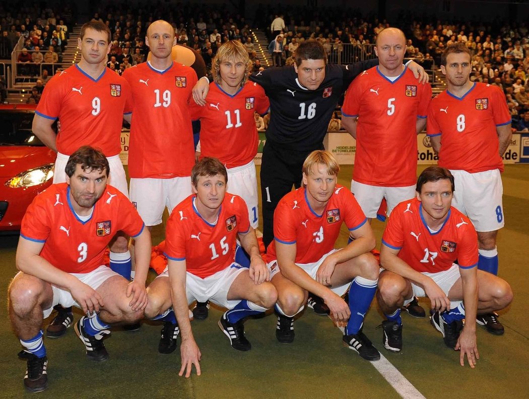 Společné foto fotbalových internacionálů.