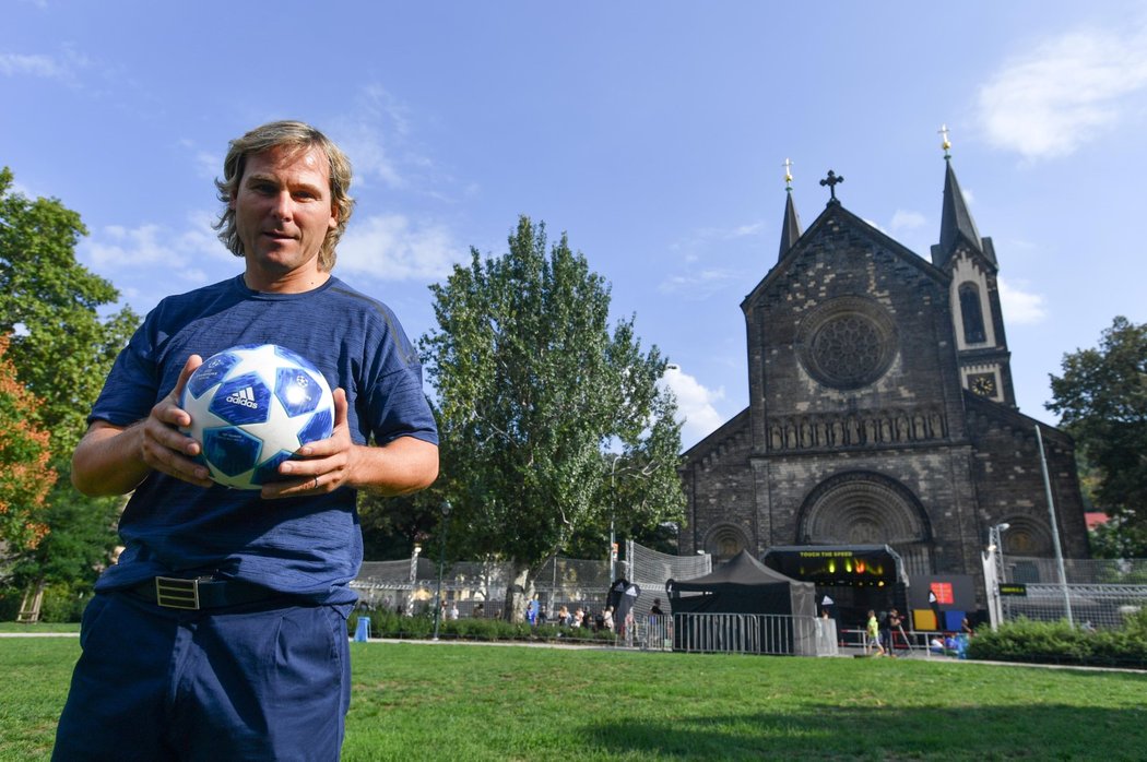 Legendární fotbalový záložník Pavel Nedvěd během akce na Karlínském náměstí