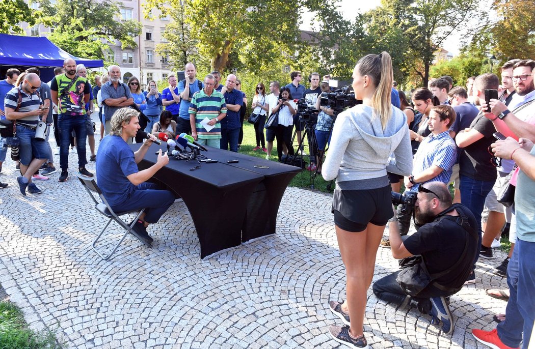 Pavel Nedvěd odpovídá na pražském Karlínském náměstí na otázky novinářů