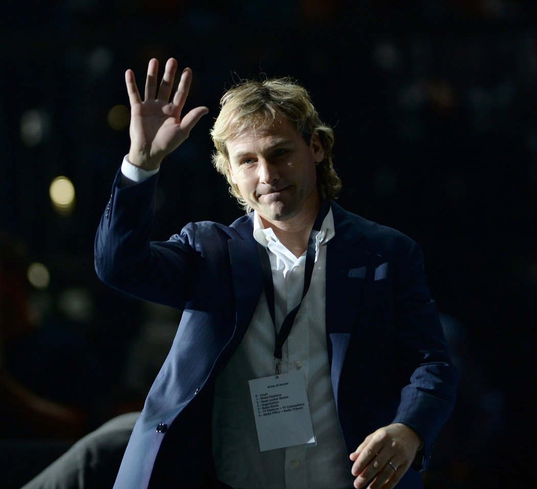 Legendární Pavel Nedvěd mává fanouškům během rozlučky Radka Štěpánka v O2 Areně