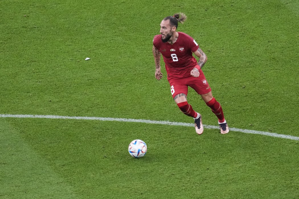 V kabině srbských fotbalistů je řeší hned několik afér. Jednou z nich má být poměr mezi Nemajou Gudeljem (na snímku) a snoubenkou jeho spoluhráče Luky Joviče