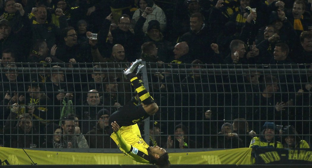 Pierre-Emerick Aubameyang z Dortmundu ví, jak se pořádně slaví góly