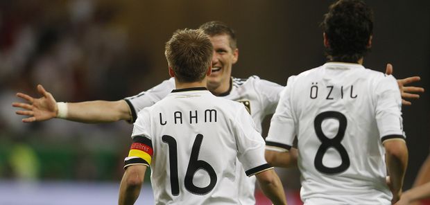 Lahm slaví se spoluhráči další z branek. Lahm slaví se spoluhráči další z branek.