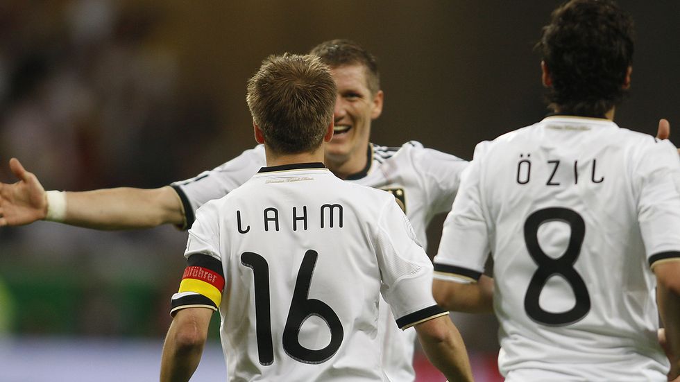 Lahm slaví se spoluhráči další z branek.