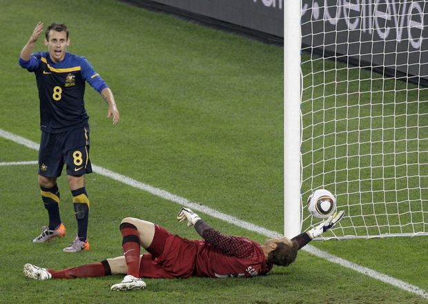 Zraněný gólman Austrálie v bolestech na trávníku. Zraněný gólman Austrálie v bolestech na trávníku.