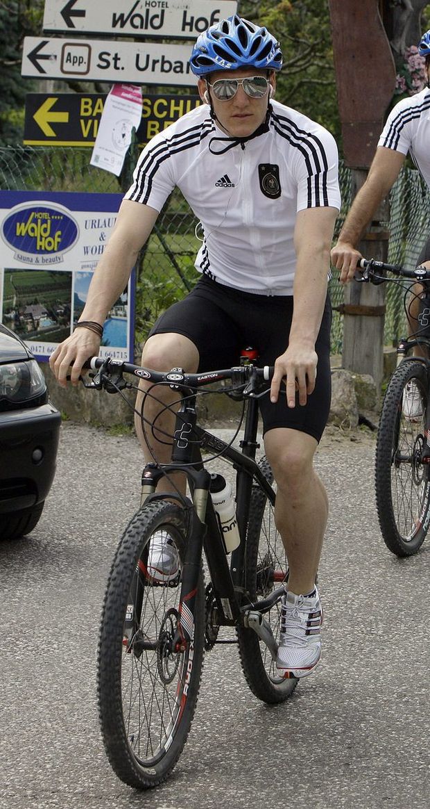 Německý fotbalista Bastian Schweinsteiger se na mistrovství světa připravoval i na kole. Francouzský magazín si z něj kvůli tomu dělal srandu Německý fotbalista Bastian Schweinsteiger se na mistrovství světa připravoval i na kole. Francouzský magazín si z něj kvůli tomu dělal srandu