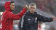 Deštěm zkrápěný Carlo Ancelotti při zápasu Bayernu s Leverkusenem