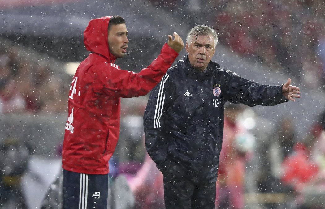 Deštěm zkrápěný Carlo Ancelotti při zápasu Bayernu s Leverkusenem