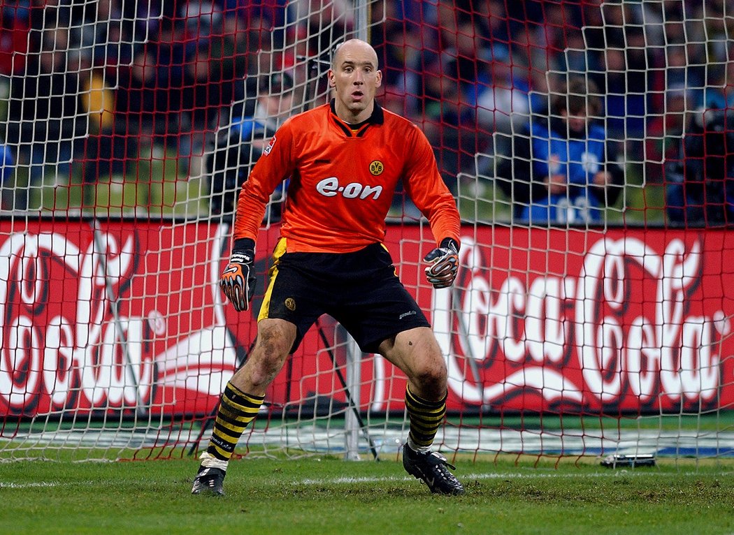 Jan Koller se v listopadu 2002 postavil do branky Borussie a pořádně se zapotil. Prohře 1:2 s Bayernem nezabránil, ale chyběl spíš nějaký jeho gól v síti soupeře. On míč za záda nepustil