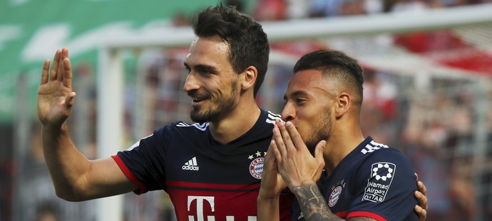 Corentin Tolisso a Mats Hummels slaví gól do sítě Kolína