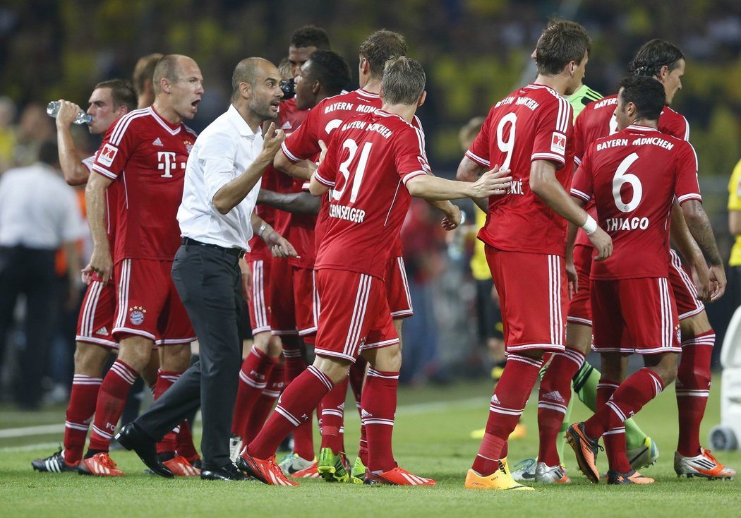 Pep Guardiola burcuje hráče Bayernu v bitvě o německý Superpohár. Z výhry se ale těšil Dortmund, vyhrál 4:2