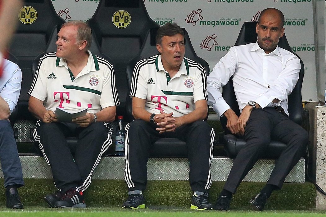 Kouč Pep Guardiola sedí zaskočený na lavičce  Bayernu Mnichov. V bitvě o německý Superpohár jeho tým podlehl Dortmundu 2:4