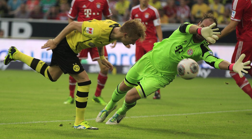Gólman Bayern Starke chyboval a dortmundský Marco Reus dává první gól bitvy o německý Superpohár. Dortmund vyhrál 4:2