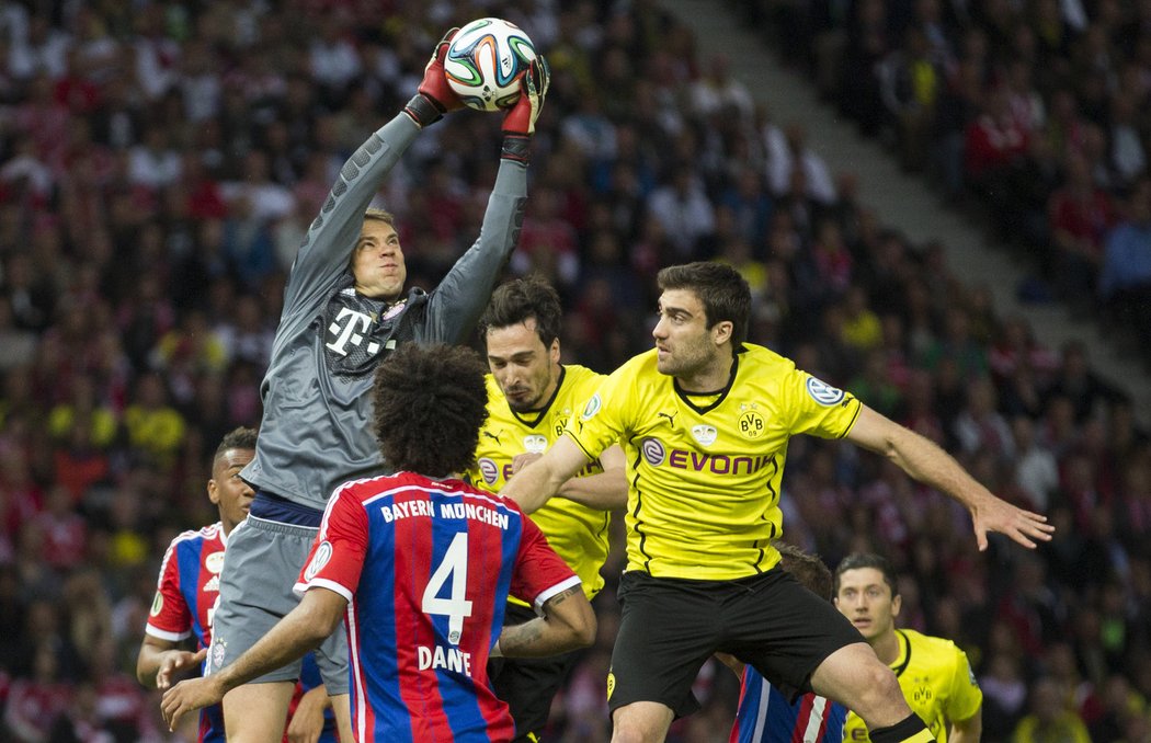 Tenhle balon si Manuel Neuer bezpečně pohlídal.