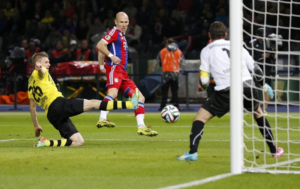 Arjen Robben posílá balon do sítě, Bayern vede 1:0.