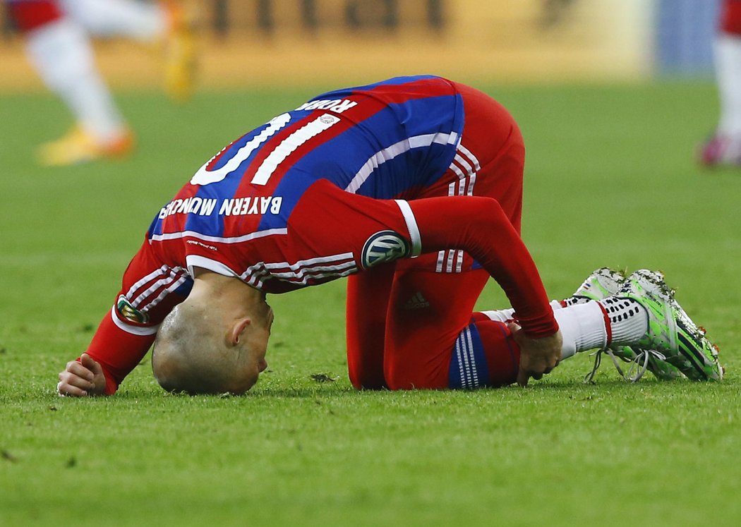 Zraněný Arjen Robben musel po několika minutách střídat