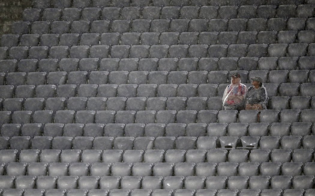 Dva osamocení fanoušci Bayernu odmítli opustit svá místa i přes hustý déšť