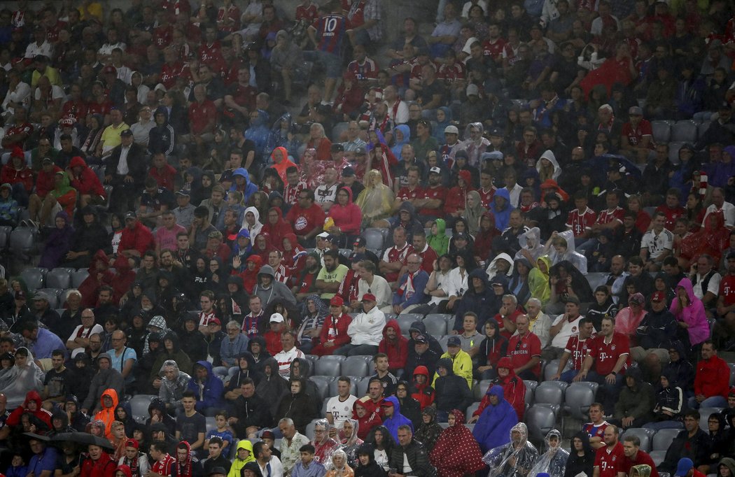 Fanoušky Bayernu Mnichov a Bayeru Leverkusen překvapil hustý déšť