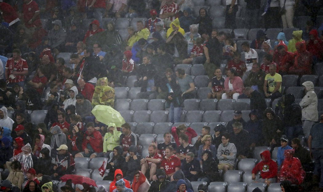 Fanoušky Bayernu Mnichov a Bayeru Leverkusen překvapil hustý déšť
