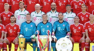 Vysmátý Guardiola se fotil s poháry. Fanynky Bayernu pištěly