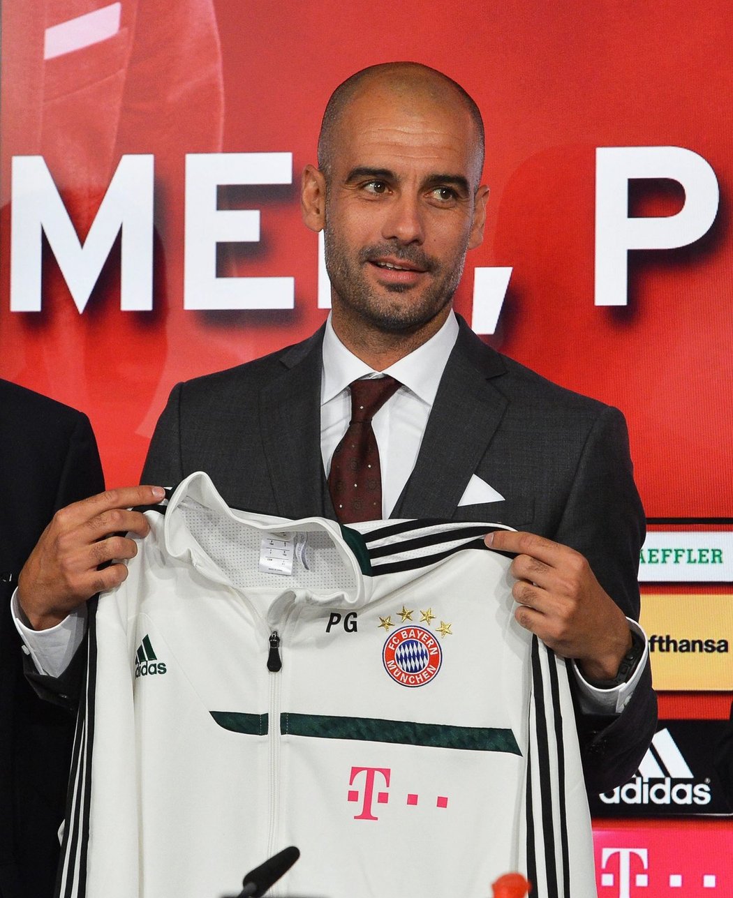 Nový trenér Bayernu Pep Guardiola na první tiskové konferenci, dostal i tréninkovou bundu bavroského velkoklubu