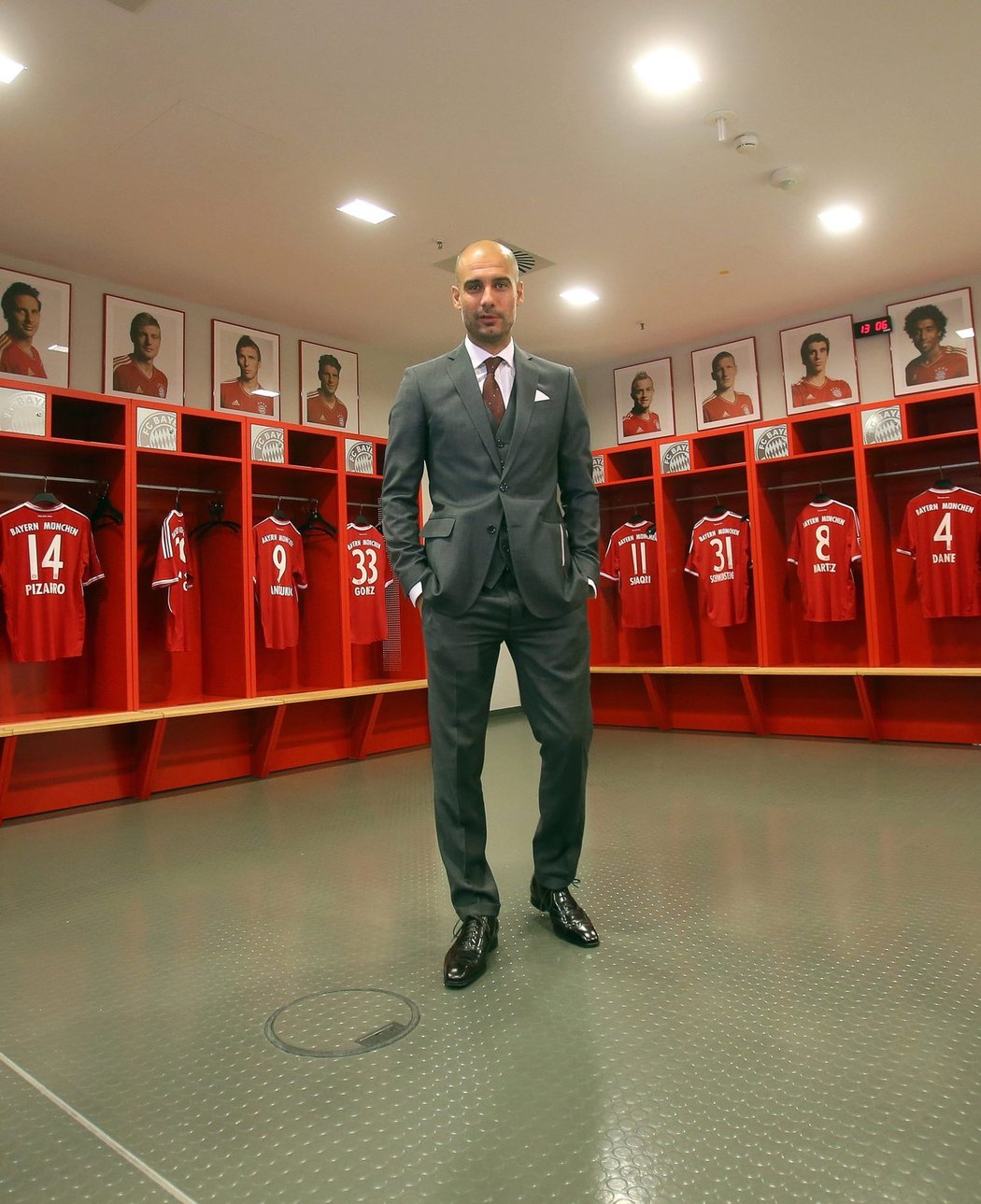Fotbalový trenér Pep Guardiola v šatně svého týmu, Bayernu Mnichov