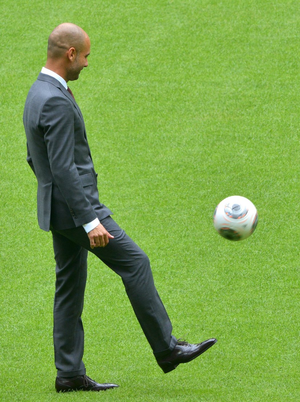 Pep Guardiola vstoupil na stadion Bayernu poprvé v roli kouče bavorského velkoklubu, na trávníku si pohrával i s míčem