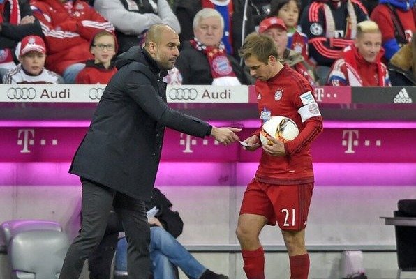 Guardiola předal pokyna na papíře a Lahm s nimi v ruce dokonce i hrál