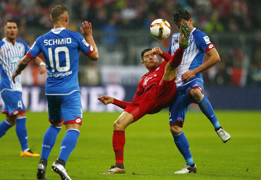 Tobias Strobl v souboji s útočníkem Bayernu Robertem Lewandowskim
