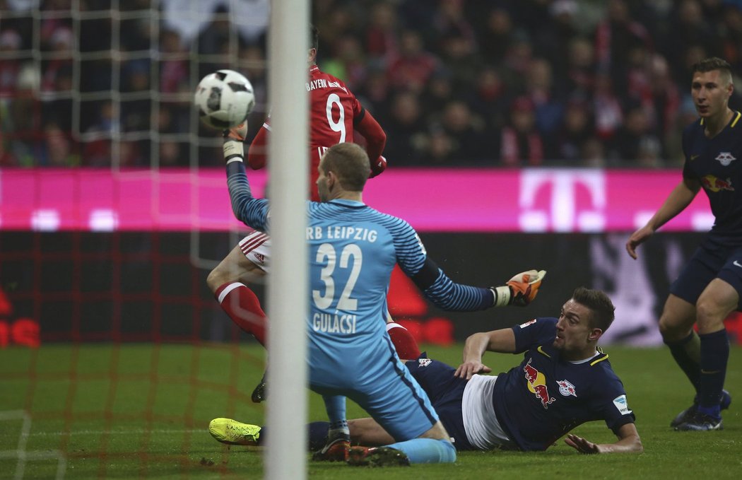 Brankář Peter Gulacsi inkasuje první gól Bayernu