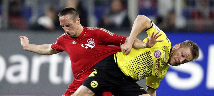 Frank Ribéry v souboji s dortmundským Jakubem Blaszczykowskim 