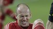 Arjen Robben s bolestivou grimasou po jednom ze zákroků od hráčů Dortmundu