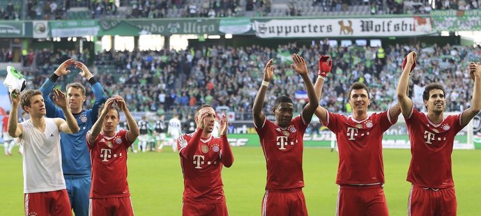 Fotbalisté Bayernu Mnichov děkují fanouškům po jednom z mnoha vítězných zápasů