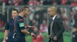 Sudí Peter Gagelmann uklidňuje trenéra Bayernu Mnichov Josepa Guardiolu