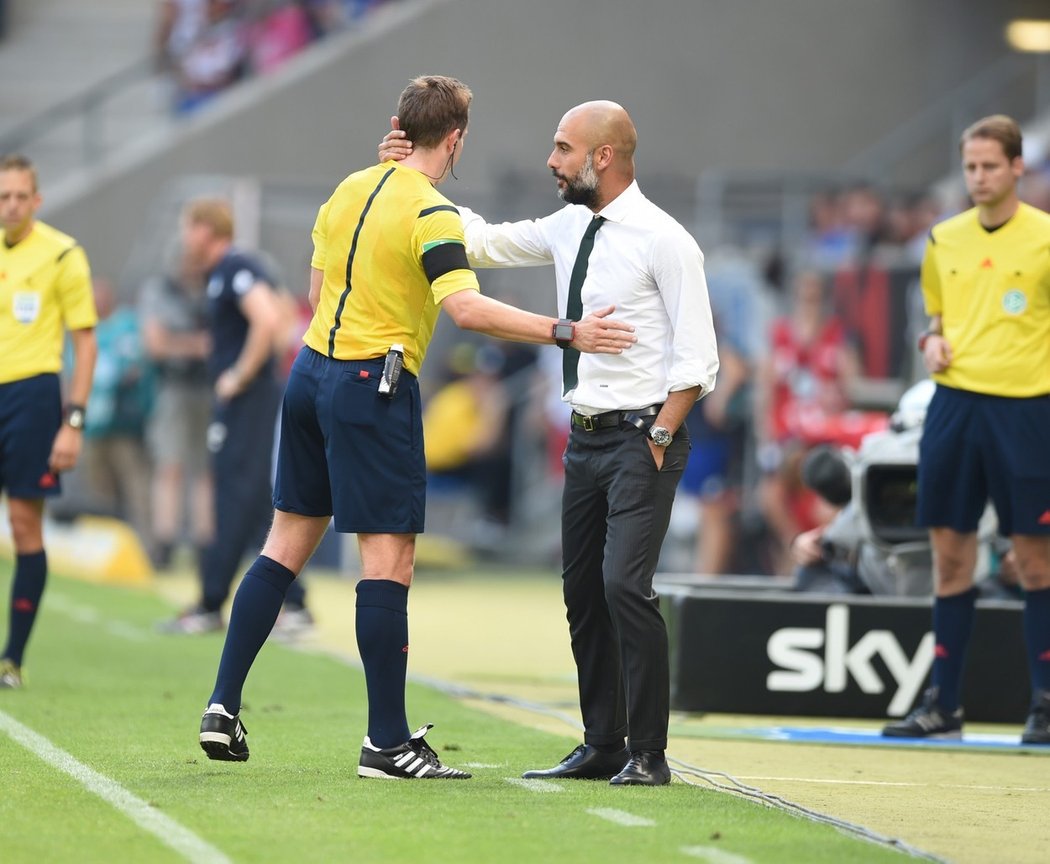 Josep Guardiola v diskuzi s hlavním sudím Tobiasem Stielerem v utkání s Hoffenheimem