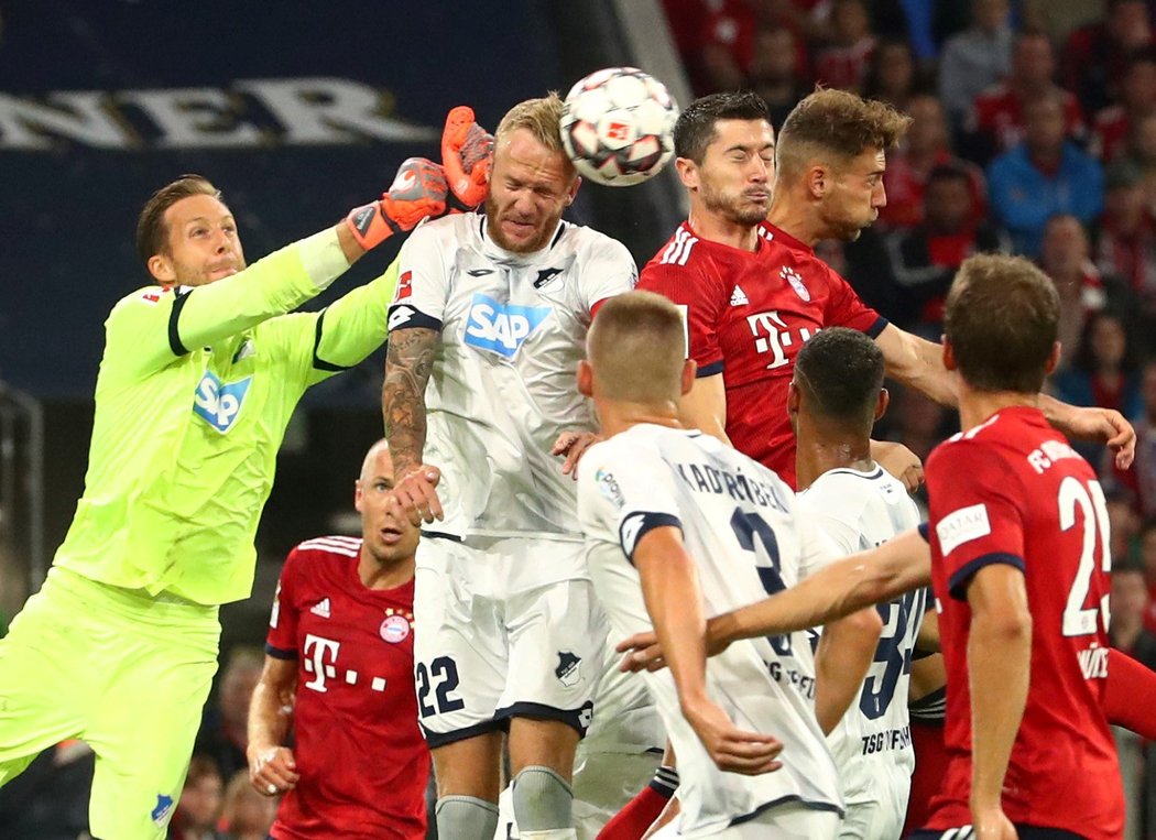 Situace před brankou v utkání Bayernu s Hoffenheimem, s číslem tři i český obránce Pavel Kadeřábek