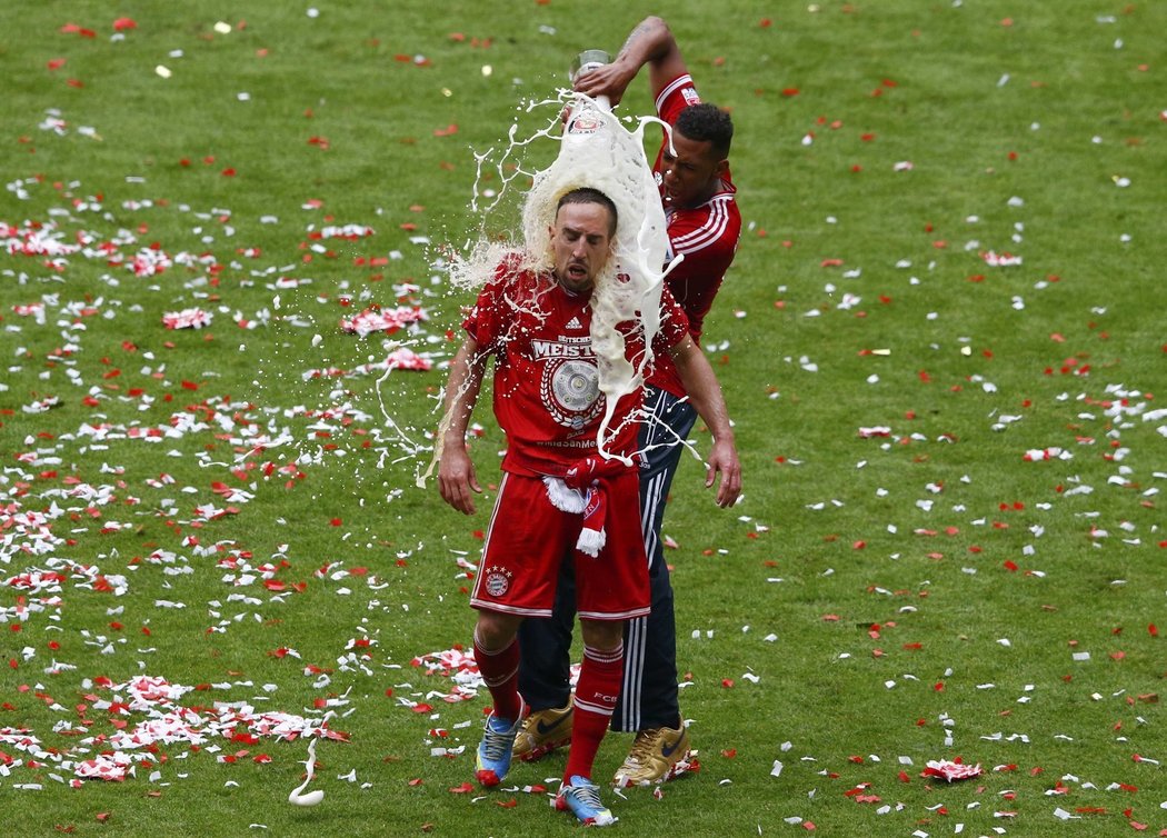 Frank Ribéry schytal při oslavách mistorvského titulu pořádnou sprchu pivem, francouzský reprezentant vyznávající islám zuřil