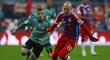 Maximilian Meyer ze Schalke se snaží zastavit unikajícího Arjena Robbena