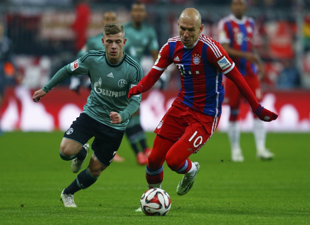 Maximilian Meyer ze Schalke se snaží zastavit unikajícího Arjena Robbena