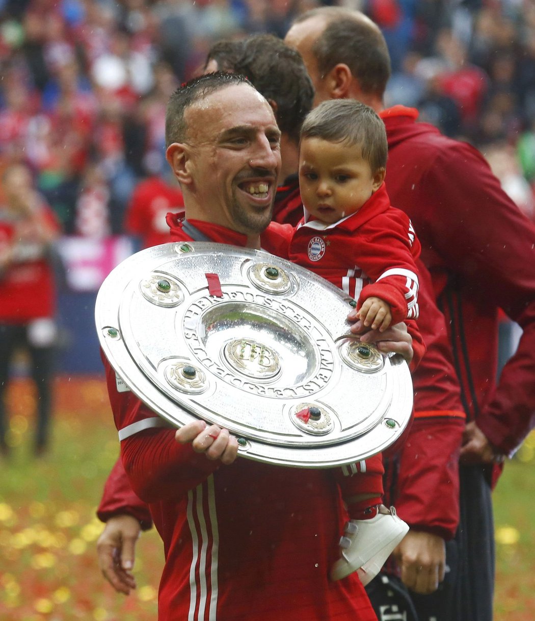 Franck Ribéry s trofejí pro vítěze bundesligy. Bayern Mnichov je i na startu nové sezony považován za obrovského favorita na titul.