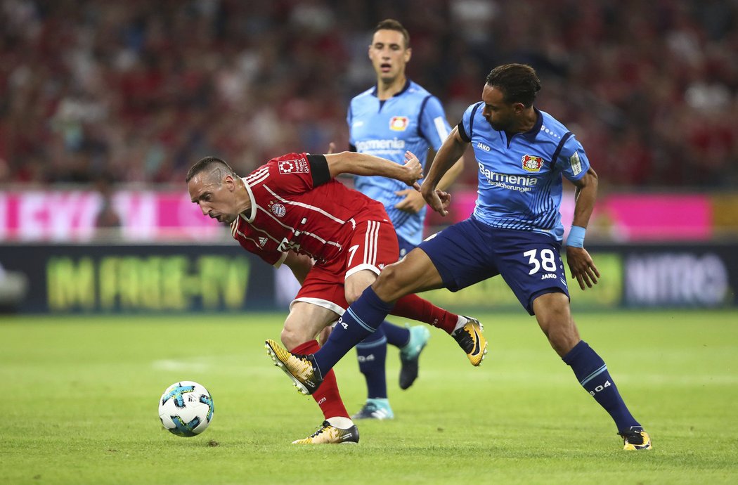 Franck Ribéry se probíjí obranou Bayeru Leverkusen