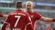 Arjen Robben slaví s Franckem Ribérym svou trefu proti Werderu