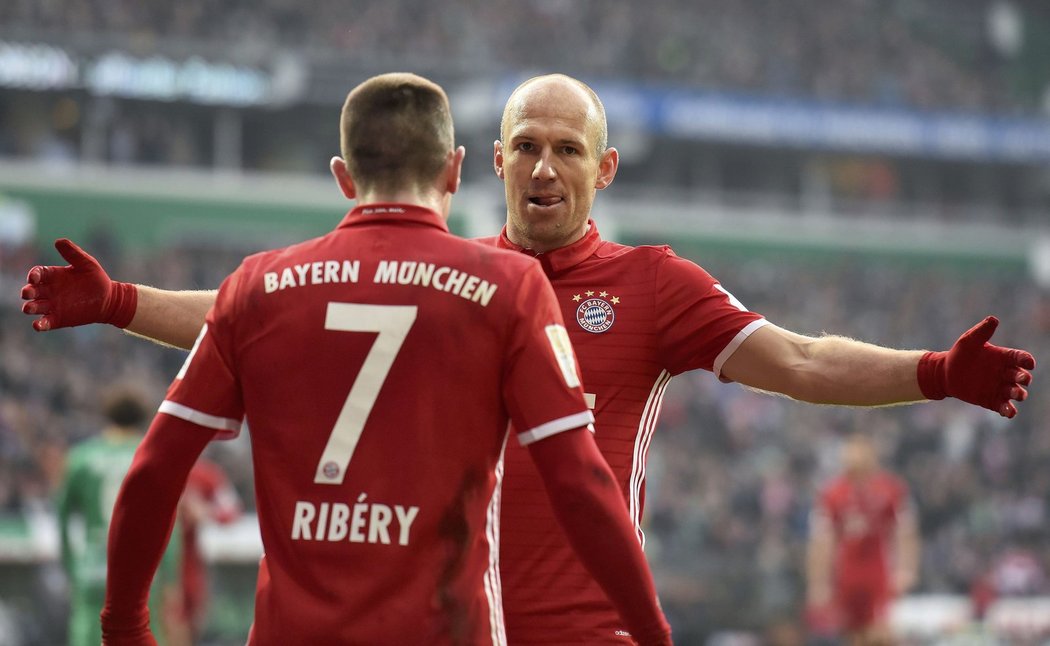 Arjen Robben slaví s Franckem Ribérym svou trefu proti Werderu