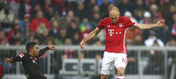 Obránce Leverkusenu Wendell brání Arjena Robbena z Bayernu
