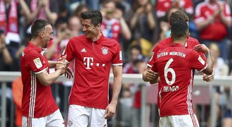 Gómez i Lewandowski dali hattrick, Dortmund bral v derby na Schalke bod