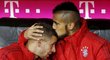 Záložník Arturo Vidal po další výhře Bayernu vlepil polibek spoluhráči Rafinhovi.