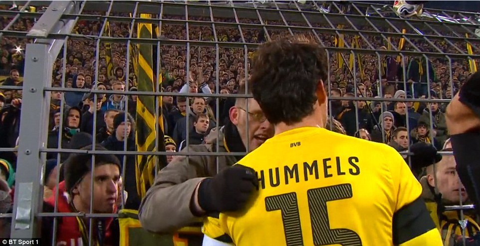 Mats Hummels diskutoval s fanoušky Dortmundu po porážce s Augsburgem